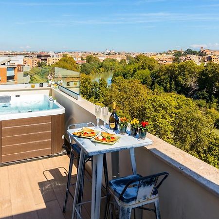 Penthouse With A Panoramic Rooftop In Trastevere With Seasonally Jacuzzi Rome Bagian luar foto