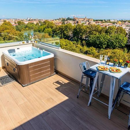 Penthouse With A Panoramic Rooftop In Trastevere With Seasonally Jacuzzi Rome Bagian luar foto