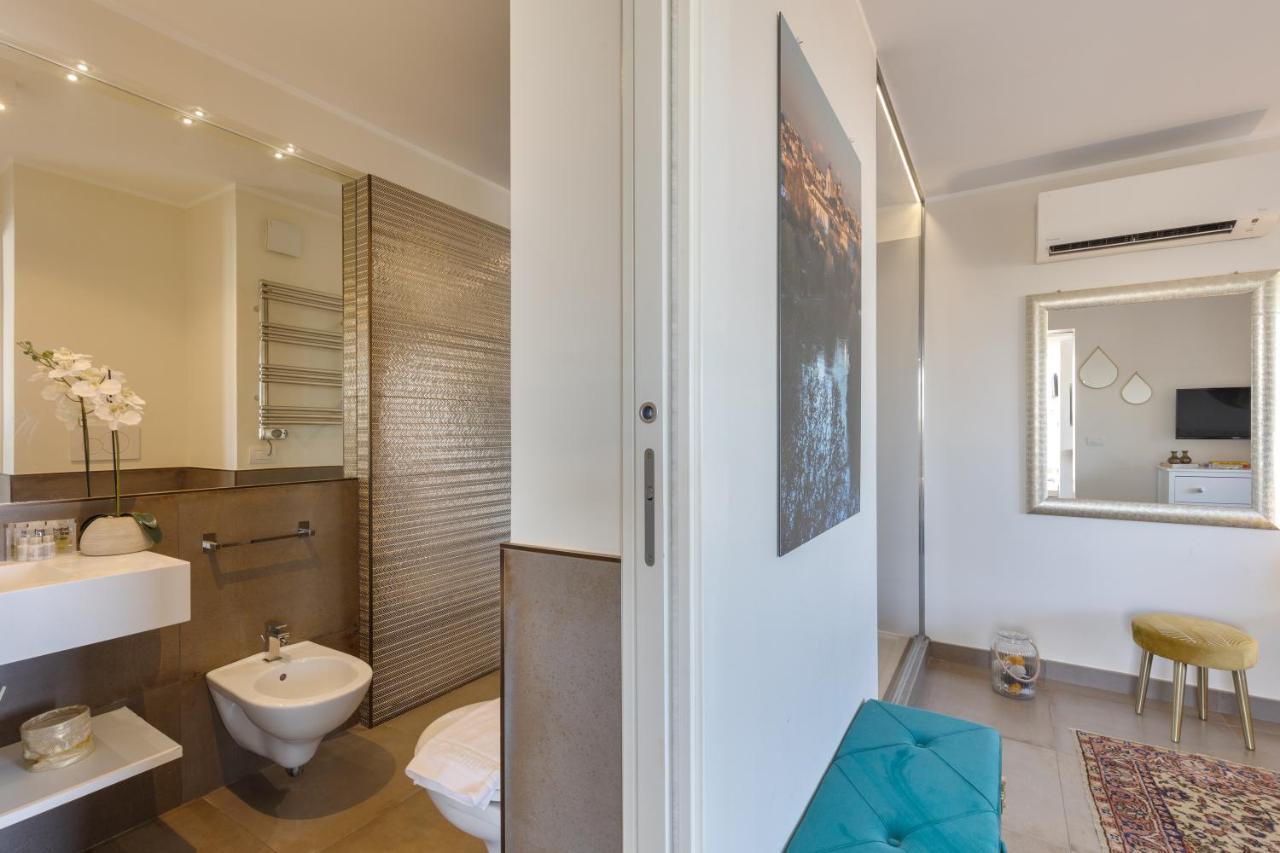 Penthouse With A Panoramic Rooftop In Trastevere With Seasonally Jacuzzi Rome Bagian luar foto