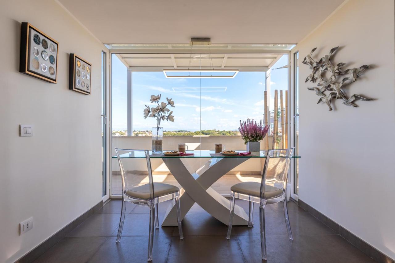 Penthouse With A Panoramic Rooftop In Trastevere With Seasonally Jacuzzi Rome Bagian luar foto
