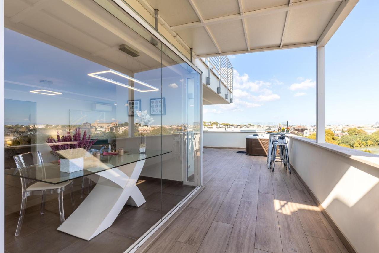 Penthouse With A Panoramic Rooftop In Trastevere With Seasonally Jacuzzi Rome Bagian luar foto