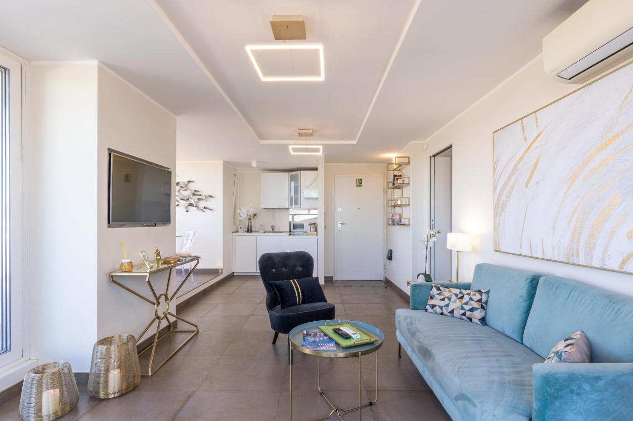 Penthouse With A Panoramic Rooftop In Trastevere With Seasonally Jacuzzi Rome Bagian luar foto