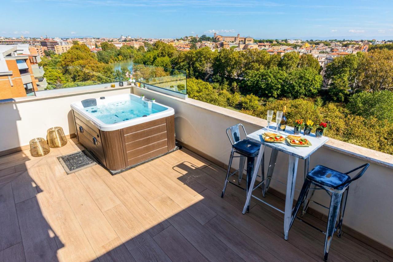 Penthouse With A Panoramic Rooftop In Trastevere With Seasonally Jacuzzi Rome Bagian luar foto