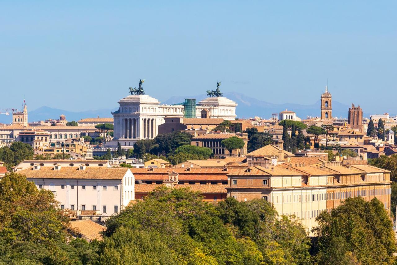 Penthouse With A Panoramic Rooftop In Trastevere With Seasonally Jacuzzi Rome Bagian luar foto