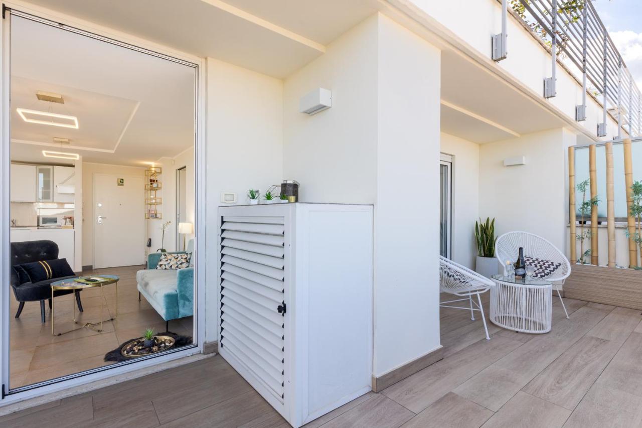 Penthouse With A Panoramic Rooftop In Trastevere With Seasonally Jacuzzi Rome Bagian luar foto