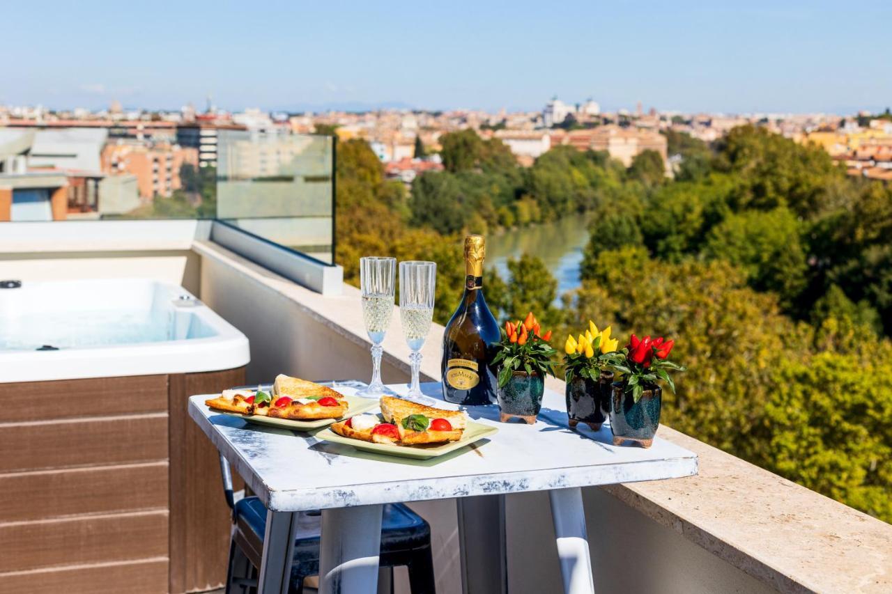 Penthouse With A Panoramic Rooftop In Trastevere With Seasonally Jacuzzi Rome Bagian luar foto