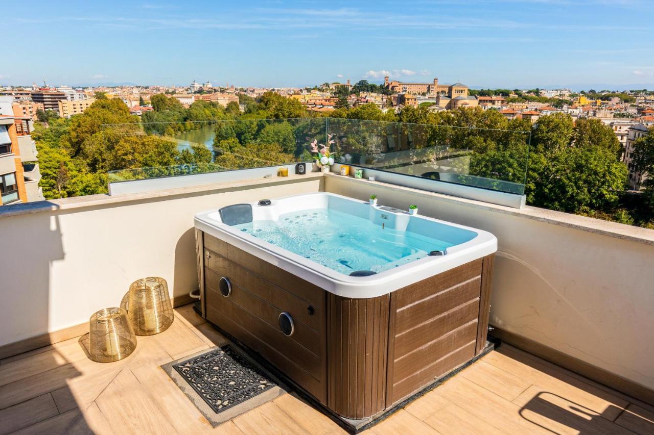 Penthouse With A Panoramic Rooftop In Trastevere With Seasonally Jacuzzi Rome Bagian luar foto
